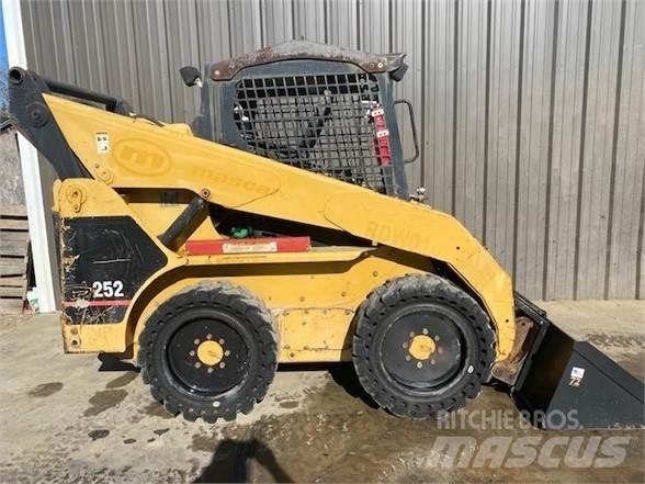 CAT 252 Lietoti riteņu kompaktiekrāvēji