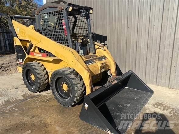 CAT 252 Lietoti riteņu kompaktiekrāvēji