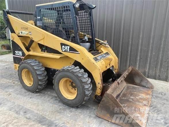 CAT 252B Lietoti riteņu kompaktiekrāvēji