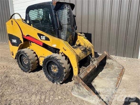CAT 256C Lietoti riteņu kompaktiekrāvēji