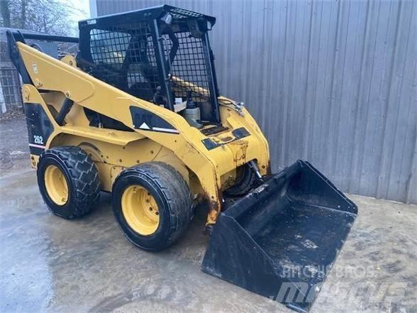 CAT 262 Lietoti riteņu kompaktiekrāvēji