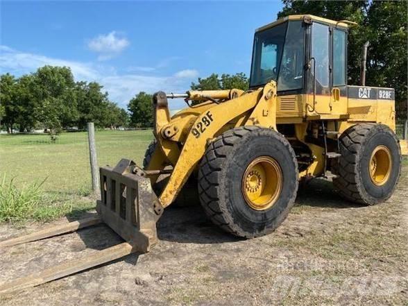 CAT 928F Iekrāvēji uz riteņiem