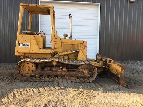 CAT D3B Kāpurķēžu buldozeri