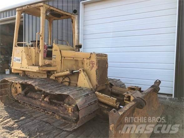 CAT D3B Kāpurķēžu buldozeri