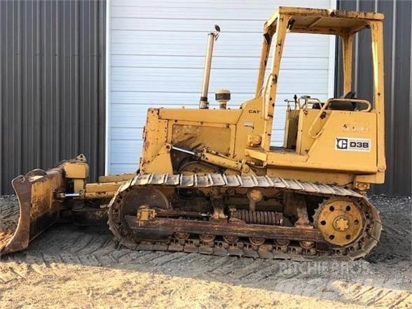 CAT D3B Kāpurķēžu buldozeri
