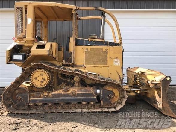 CAT D5M XL Kāpurķēžu buldozeri