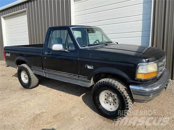 Ford F150 Vieglais kravas automobilis/izkraušana no sāniem