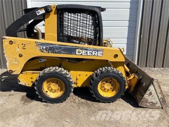 John Deere 317 Lietoti riteņu kompaktiekrāvēji