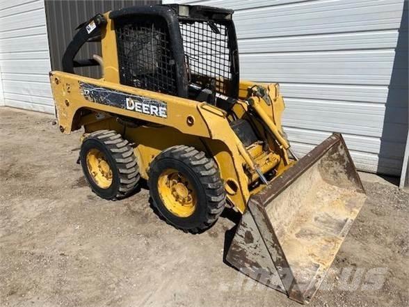 John Deere 317 Lietoti riteņu kompaktiekrāvēji