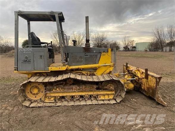 Komatsu D32P-1 Kāpurķēžu buldozeri