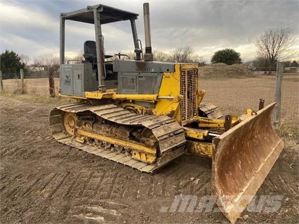 Komatsu D32P-1 Kāpurķēžu buldozeri