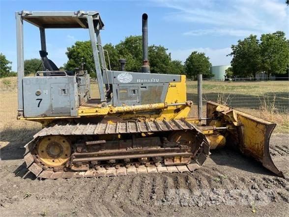 Komatsu D32P-1 Kāpurķēžu buldozeri