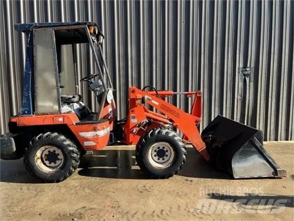 Kubota R420 Iekrāvēji uz riteņiem