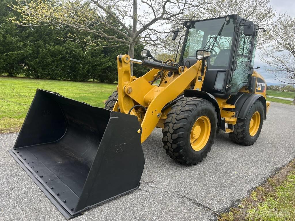 CAT 908M Iekrāvēji uz riteņiem