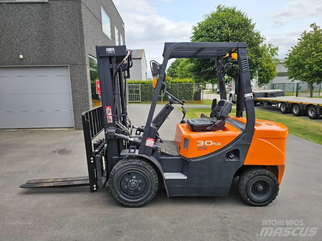 Doosan D 30 G Tehnika ar dīzeļa dzinēju