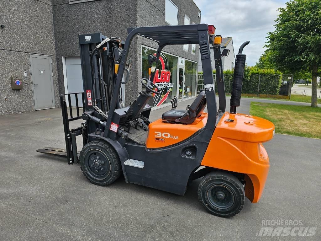 Doosan D 30 G Tehnika ar dīzeļa dzinēju