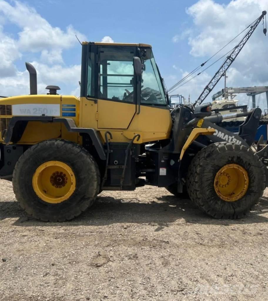 Komatsu WA 250 PZ-6 Iekrāvēji uz riteņiem