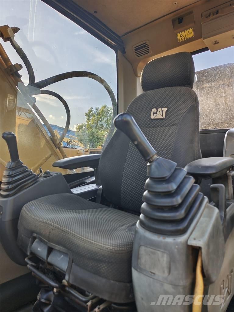 CAT 320 D 2 L Kāpurķēžu ekskavatori