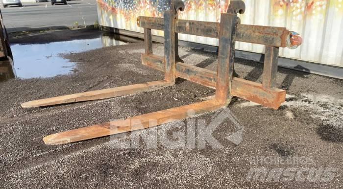 CAT Fourches Iekrāvēji uz riteņiem