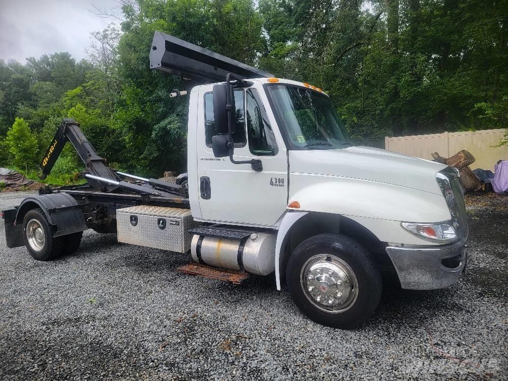 International 4300 Treileri ar āķi
