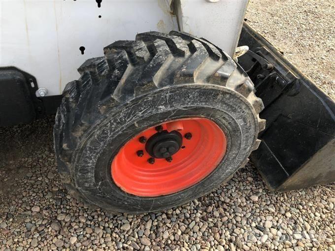Bobcat S 300 Lietoti riteņu kompaktiekrāvēji