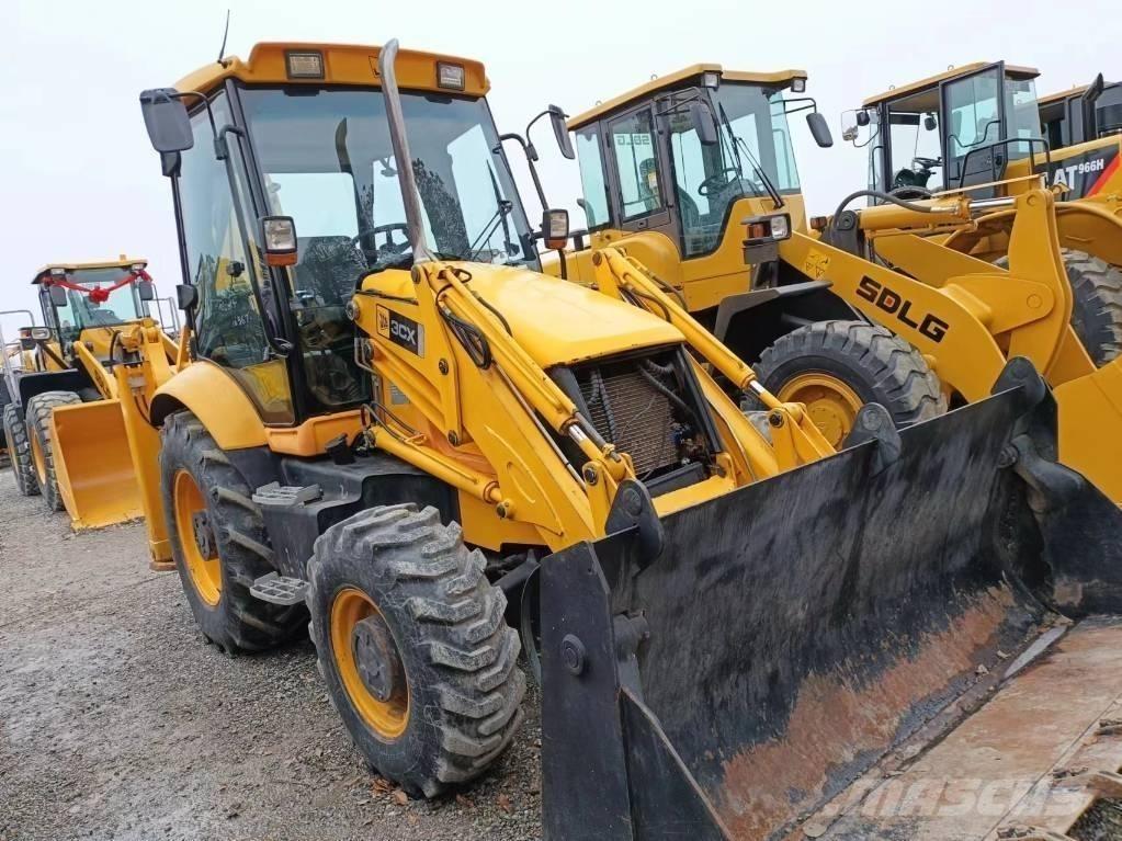 JCB 3 CX Ekskavatori-iekrāvēji
