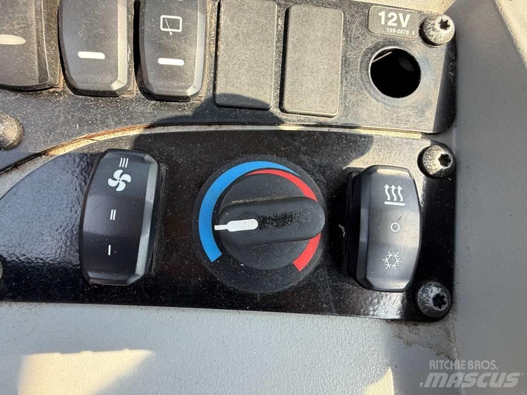 CAT 908 Iekrāvēji uz riteņiem