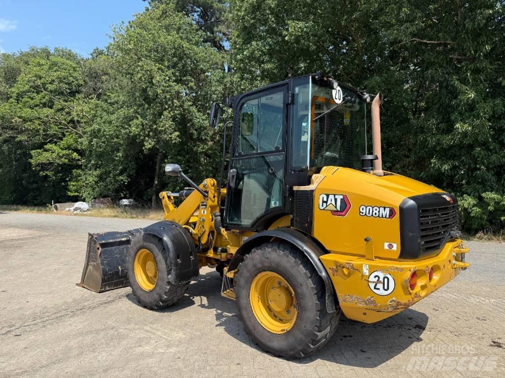 CAT 908 Iekrāvēji uz riteņiem