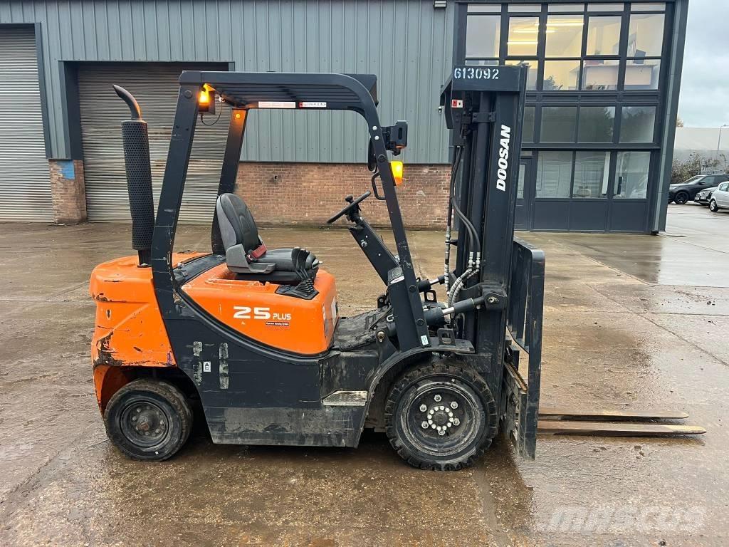 Doosan D 25 GP Tehnika ar dīzeļa dzinēju