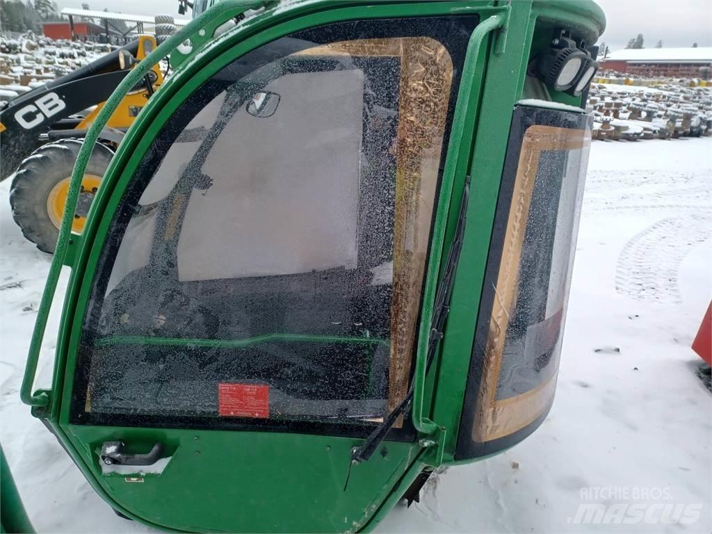 John Deere 1210e Kabīnes un interjers