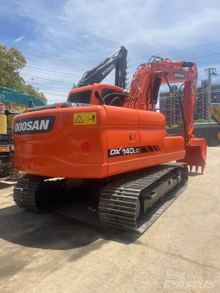 Doosan DX 140 LC Kāpurķēžu ekskavatori
