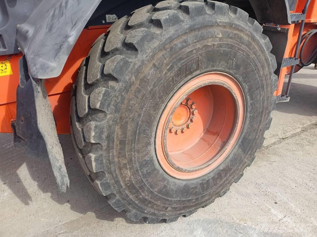 Hitachi ZW150 Iekrāvēji uz riteņiem
