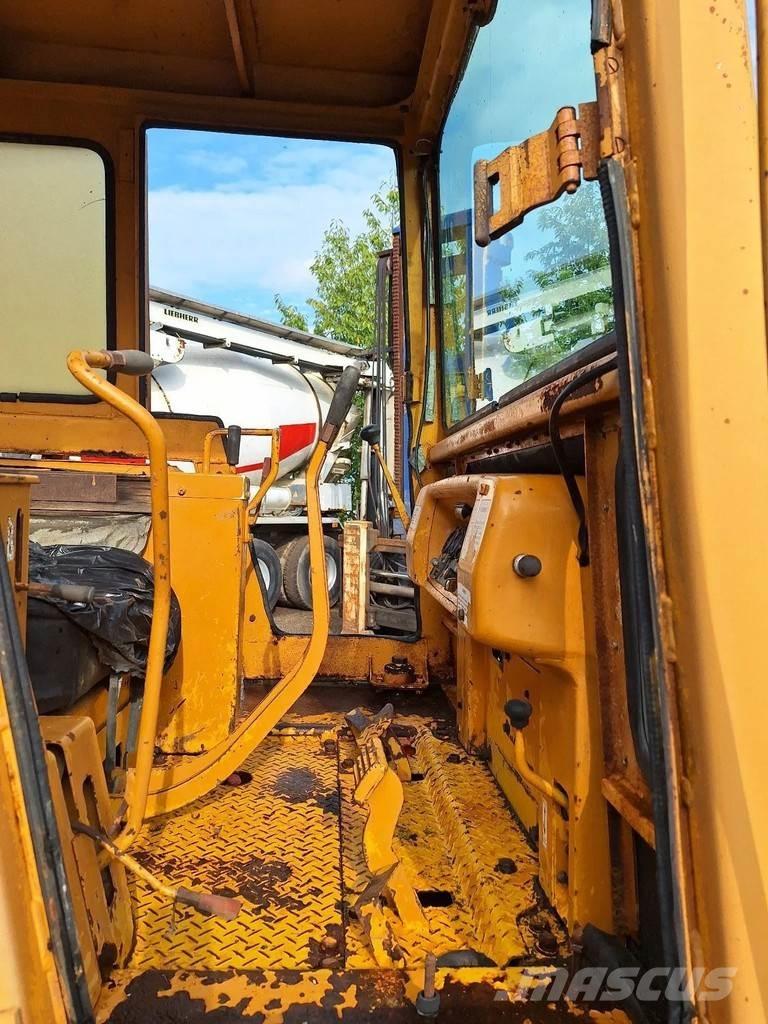 Komatsu D45-1 Kāpurķēžu buldozeri