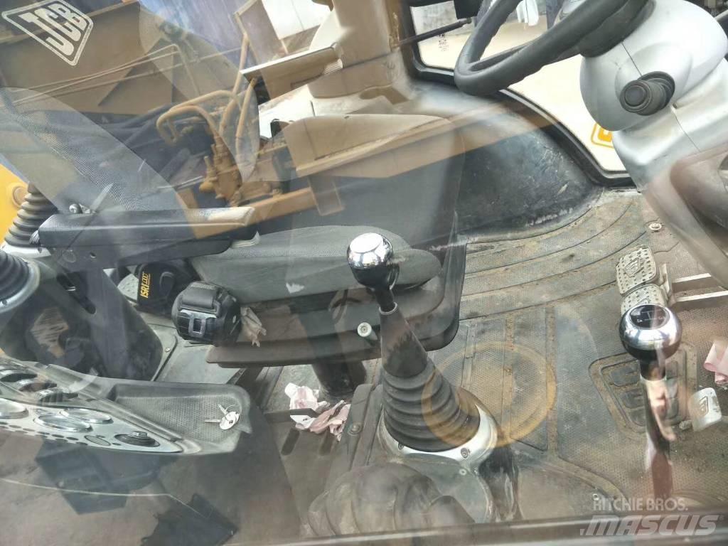 JCB 3CX Ekskavatori-iekrāvēji