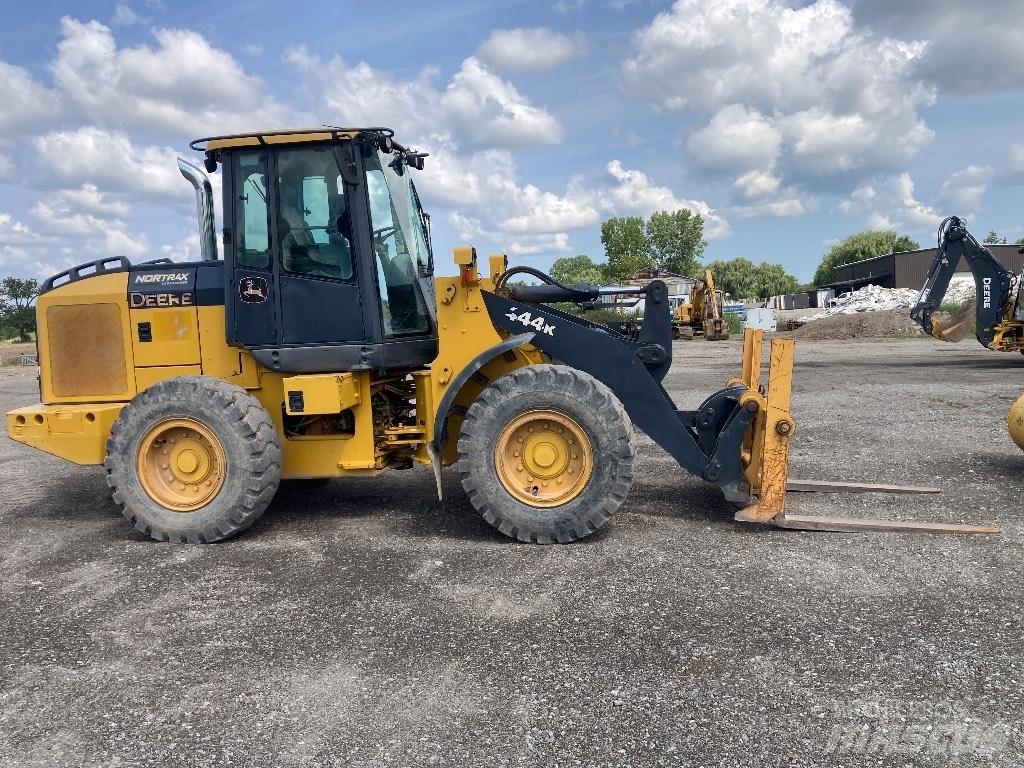 DEERE 444K Iekrāvēji uz riteņiem