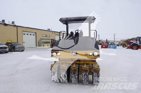CAT CW16 Pneimatiskie veltņi