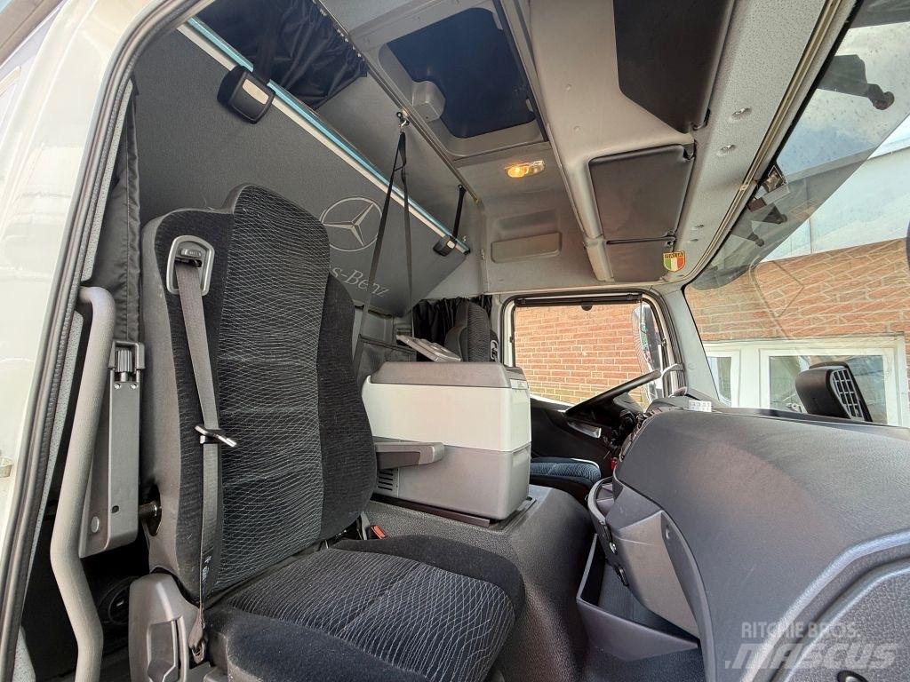 Mercedes-Benz 1530L Tents