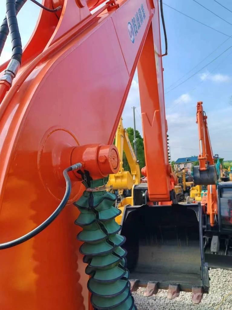 Hitachi ZX 120 Kāpurķēžu ekskavatori