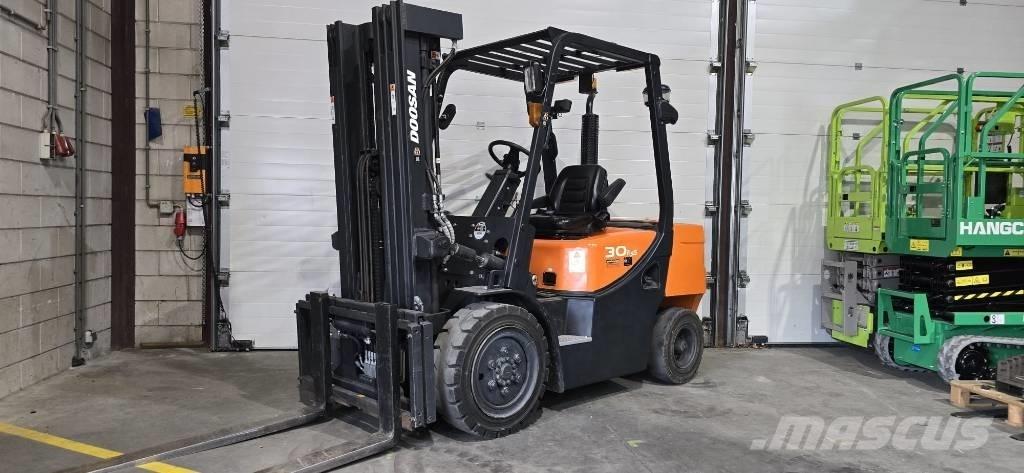 Doosan D 30 GP Tehnika ar dīzeļa dzinēju