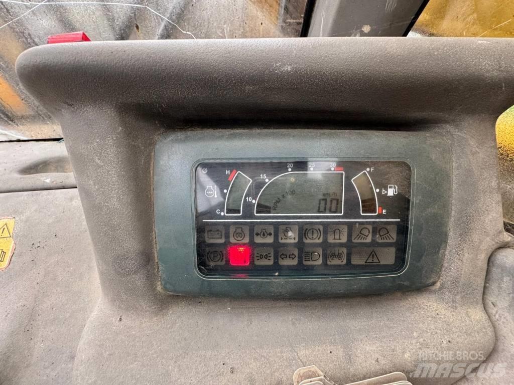 Komatsu WH 714 Teleskopiskie manipulatori