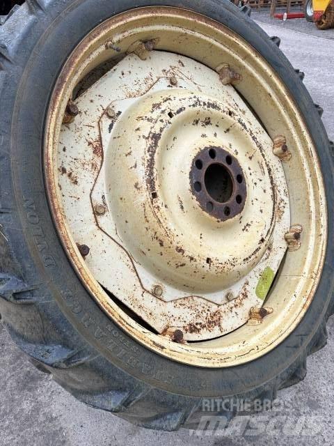 Dunlop 9.5R44 Riepas, riteņi un diski