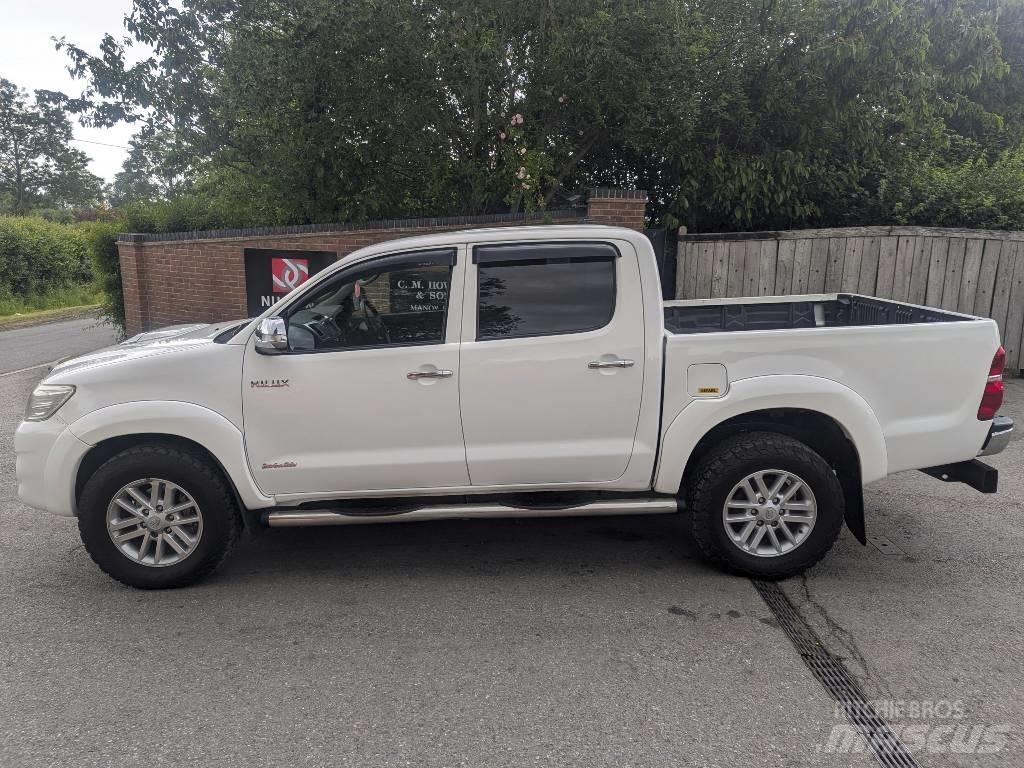 Toyota Hilux Vieglais kravas automobilis/izkraušana no sāniem