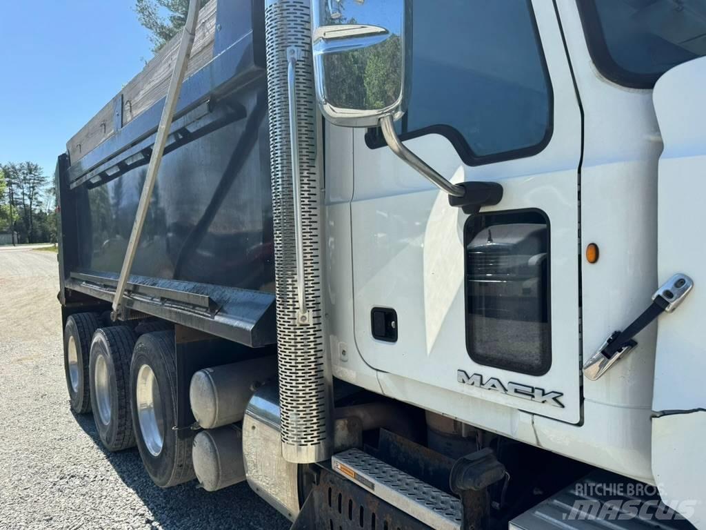 Mack GU713 Pašizgāzējs