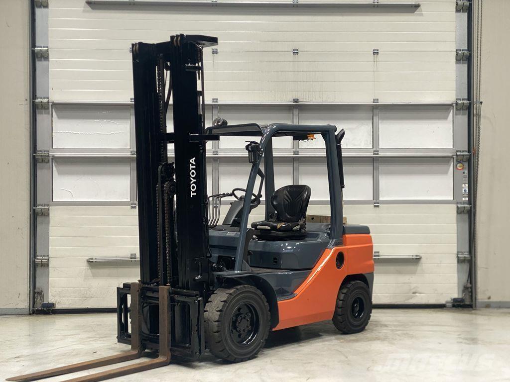 Toyota 52-8FDF30 Tehnika ar dīzeļa dzinēju