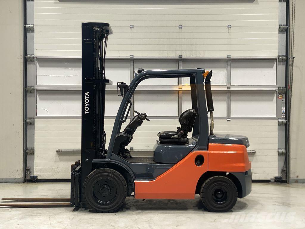 Toyota 52-8FDF30 Tehnika ar dīzeļa dzinēju