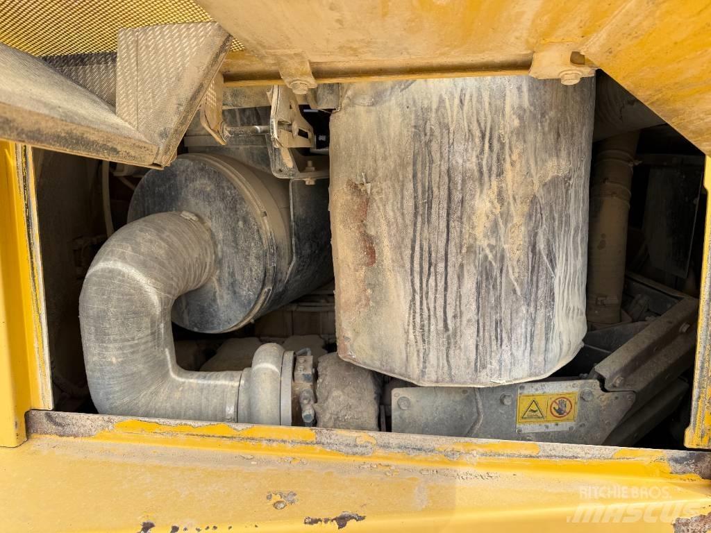 Komatsu D 155 AX-6 Kāpurķēžu buldozeri
