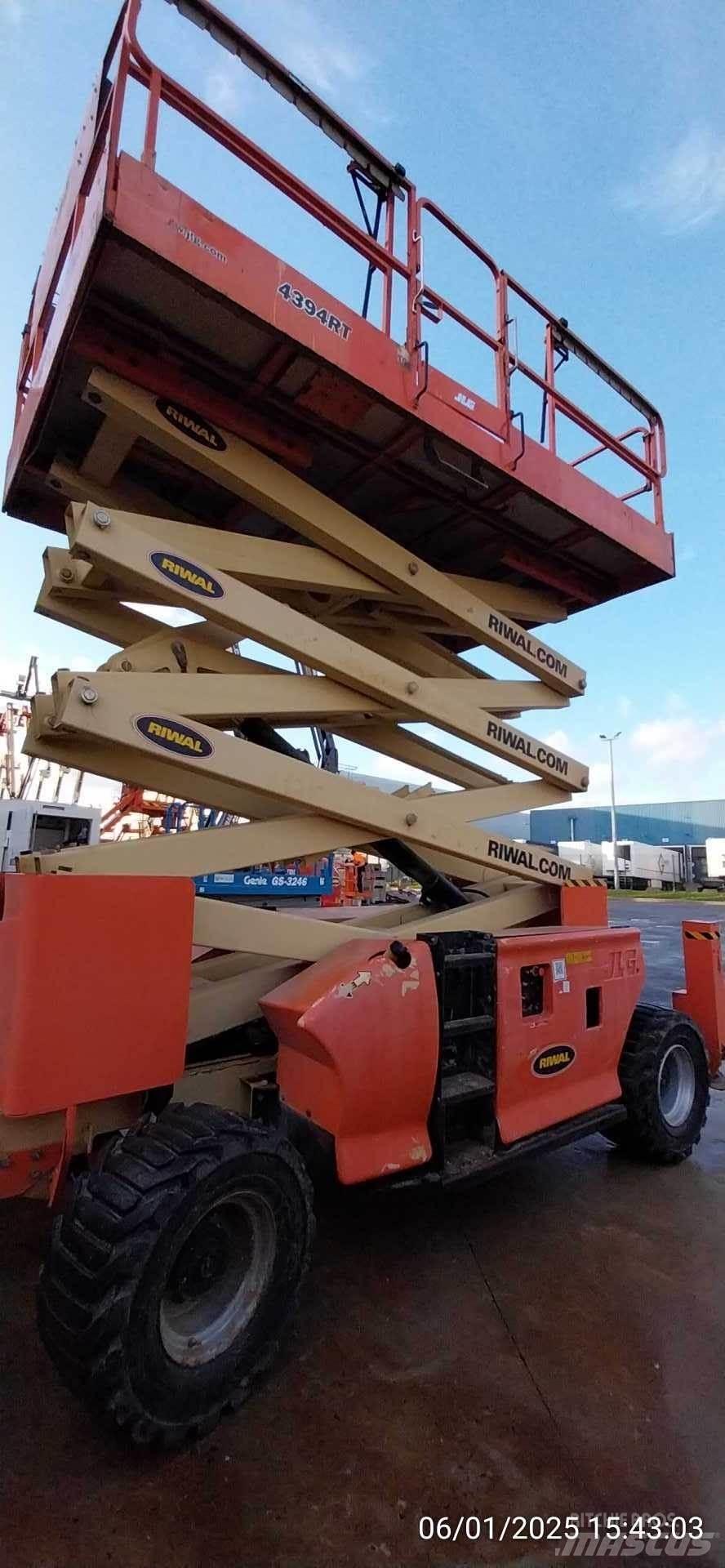 JLG 4394RT Šķerveida pacēlāji