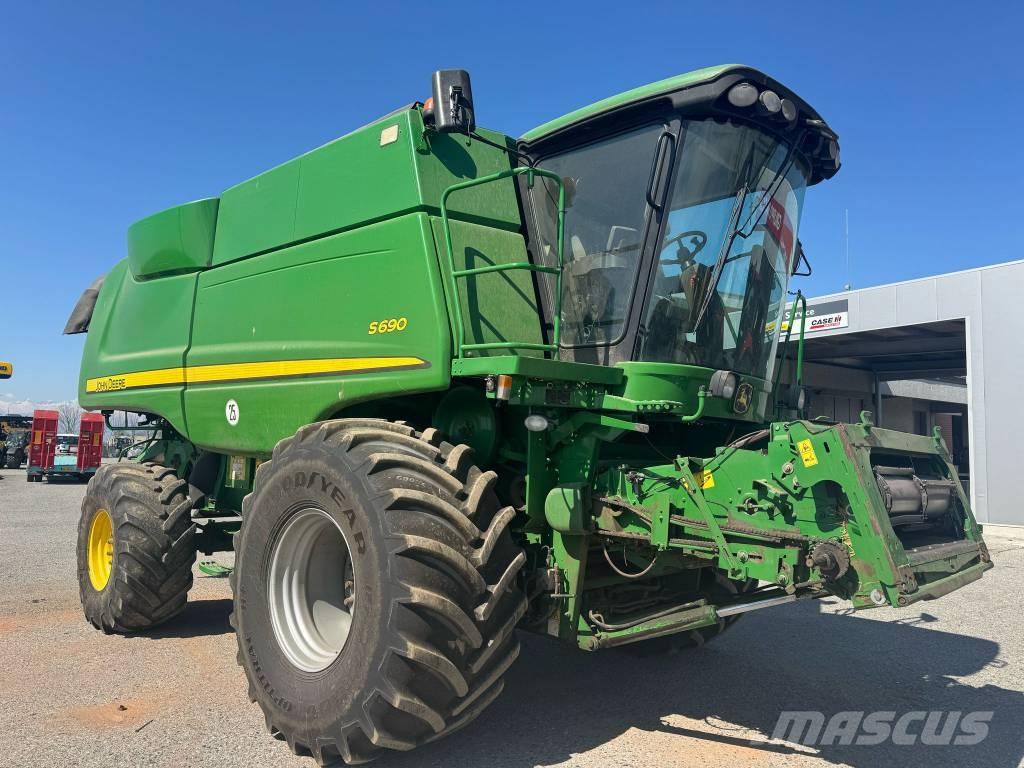 John Deere S 690 Ražas novākšanas kombaini