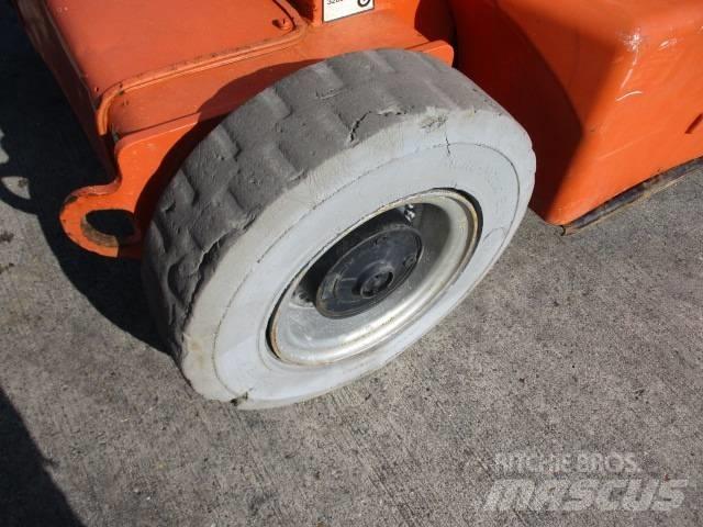 JLG E400 AJP (817) Kompakts pacēlājs ar rotējošu strēli