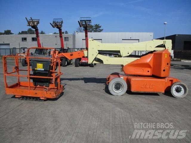 JLG E400 AJP (817) Kompakts pacēlājs ar rotējošu strēli